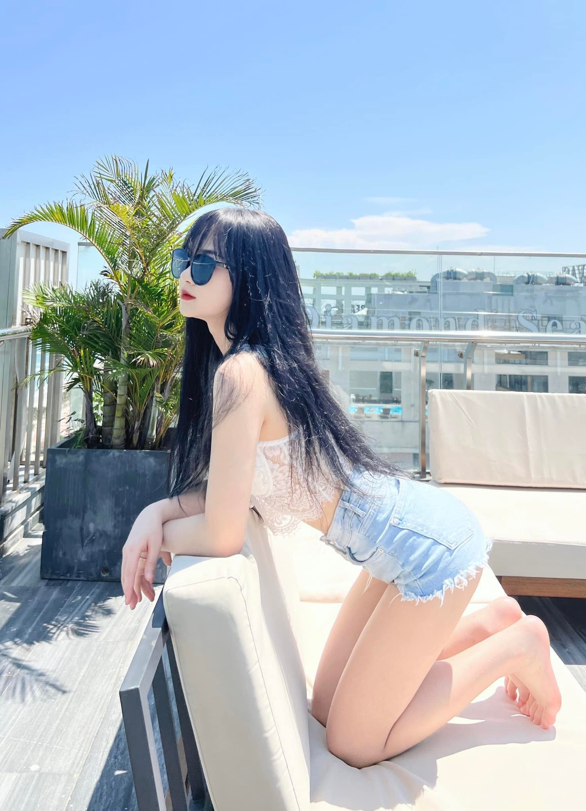 Gấm Kami có phong cách ăn mặc khá trẻ trung năng động, nhưng đây là lần đầu hot girl TikTok khoe tí da thịt ngoài những bộ cánh ôm body hay váy ngắn thường thấy.