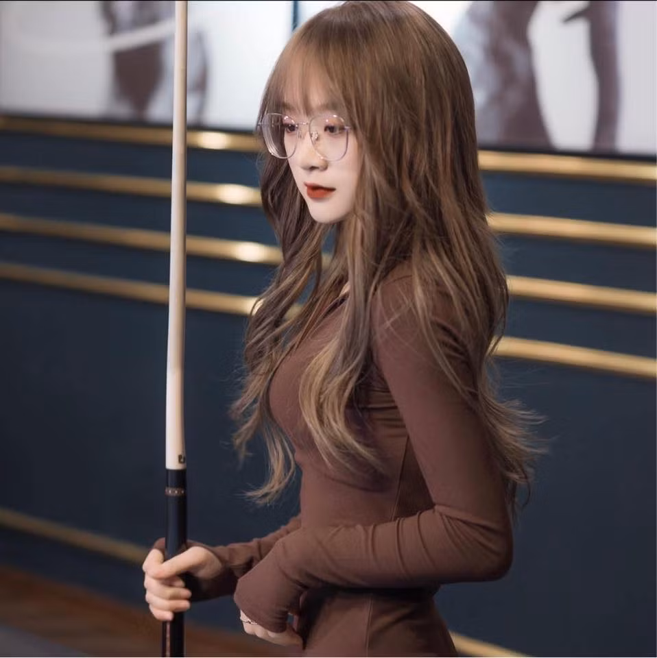 Gấm Kami là TikToker nổi lên từ những "khoảnh khắc" chơi bida đầy kỹ năng hay bắt trend thú vị. Cùng với ngoại hình dễ thương, tính cách đáng yêu nên cô nàng ngày càng nhận về lượng quan tâm lớn từ cộng đồng mạng.