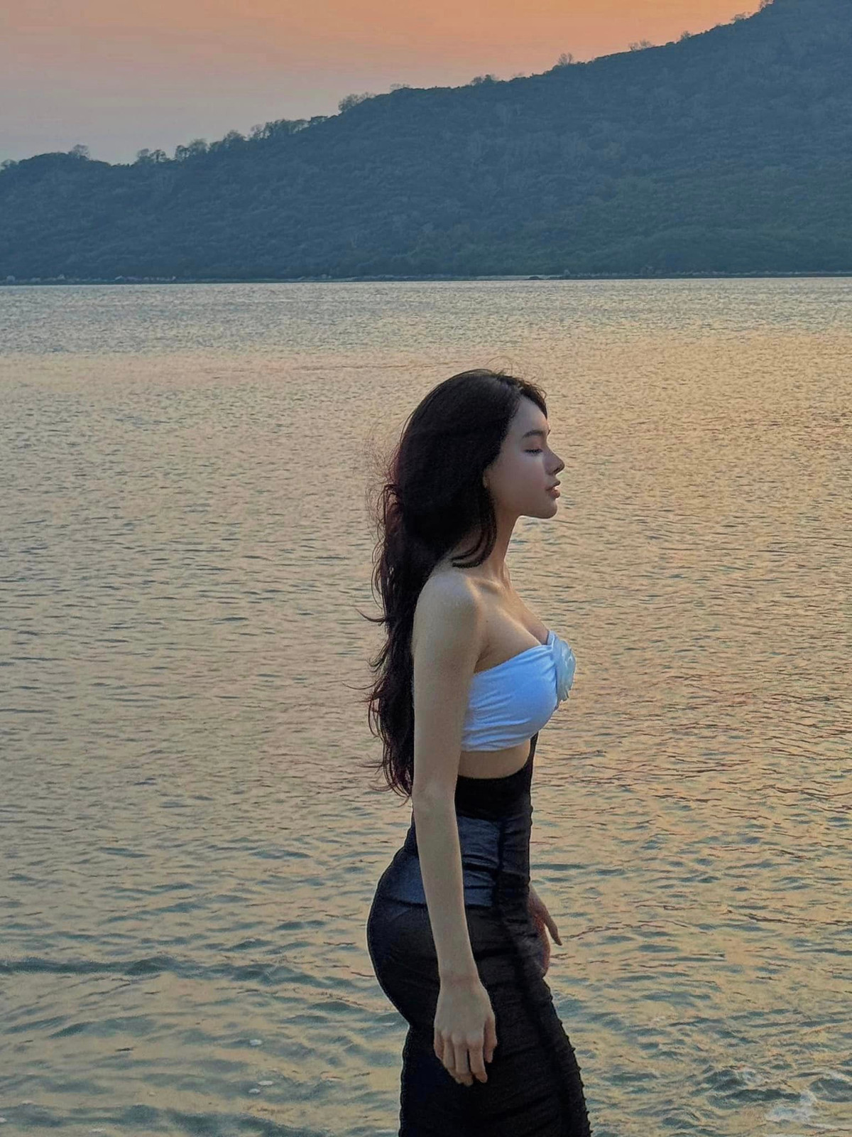 Dưới phần bình luận, nhiều người để lại lời khen cho rằng việc khoe body này của Bích Hạnh không hề phô phang và nhiều chị em nên học hỏi.