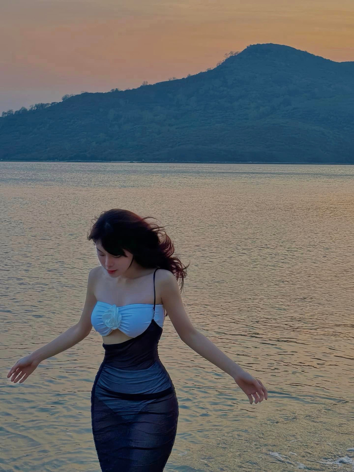 Trong bức ảnh mới nhất đăng tải trên trang cá nhân, Bích Hạnh diện bộ bikinio màu trắng nhưng cô nàng đã khéo léo che bán thân bằng chiếc váy đen có độ mỏng như "lá lúa".