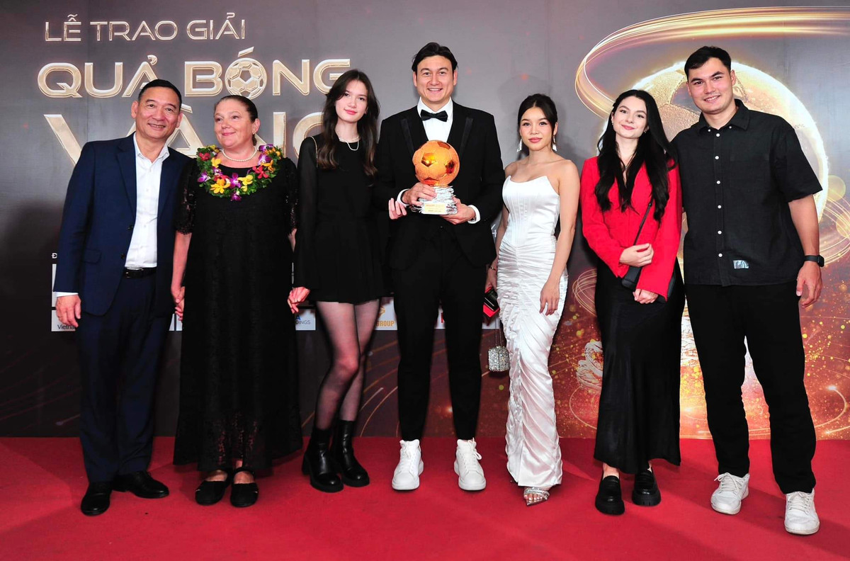 Sau khi Văn Lâm nhận giải Quả bóng đồng Việt Nam 2023, trên trang cá nhân, Yến Xuân đã có bài đăng chúc mừng thành quả của bạn trai.