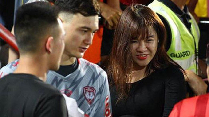 Hay cách đây chưa lâu, trong dịp Giáng sinh hay Tết Nguyên đán, netizen tinh mắt soi ra chi tiết cặp đôi này cùng nhau dọn dẹp và trang trí nhà cửa.