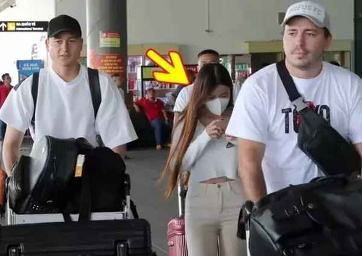 Yến Xuân chẳng ngại bỏ ra tiền bạc, công sức để sang Thái Lan trong đợt COVID-19 để động viên Văn Lâm khi đó còn thi đấu cho Muangthong United.