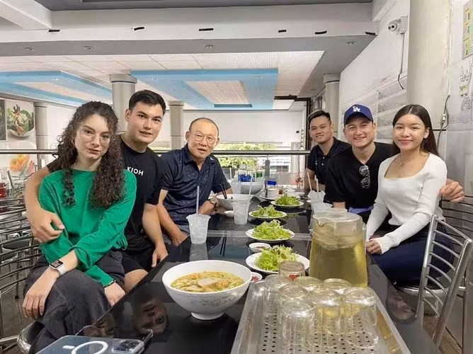 Trong suốt những năm qua, Yến Xuân thầm lặng bên Văn Lâm. Không như những nàng WAGs khác, cô nàng không mấy khi đăng ảnh chung với bạn trai nhưng khi có thời gian, nàng WAGs đều đặn ra sân để theo dõi người yêu thi đấu.