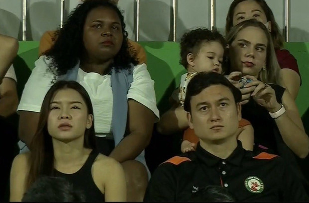 Cặp đôi liên tiếp được máy quay lia đến và xuất hiện trên truyền hình. Yến Xuân diện đồ đơn giản nhưng vẫn rất xinh đẹp. Văn Lâm thì lộ rõ vẻ trầm tư, mặt biểu hiện sự lo lắng khi đội chủ nhà bị dẫn trước.