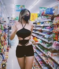 Biết là cắt xẻ để tạo nên khác biệt nhưng dường như cô nàng này đi nhầm chỗ để khoe body của mình.