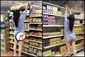 Tuy nhiên cũng từ những màn check-in nơi siêu thị của hội chị em với lối ăn mặc hớ hênh khiến nhiều lần netizen không khỏi nóng mắt.