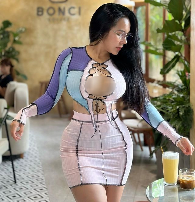 Điểm nhấn của bộ trang phục mà Thùy Minh diện là chiếc áo có chi tiết đan dây ở trước ngực, phối cùng vạt áo bất đối xứng.