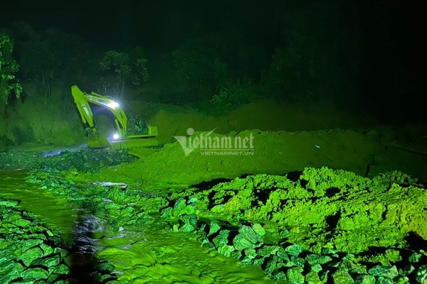 Xuyen dem dao nui mo duong vao diem sat lo vui lap 22 can bo, chien si-Hinh-4