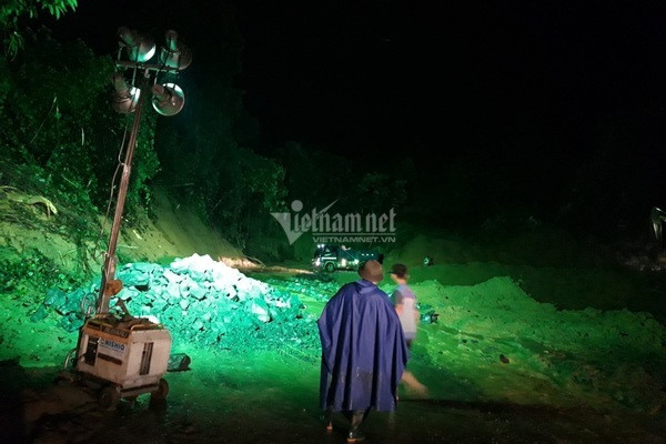 Xuyen dem dao nui mo duong vao diem sat lo vui lap 22 can bo, chien si