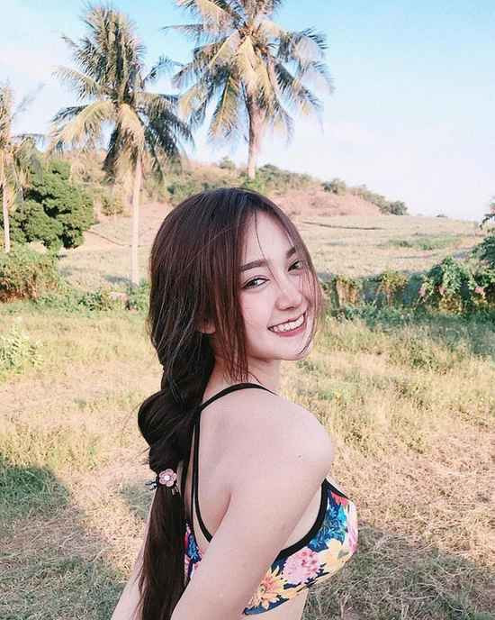 Từ khi còn là nữ sinh trung học, Pornsawan Phusua đã được cộng đồng mạng Việt biết đến. Cô nàng được yêu mến bởi vẻ đẹp ngây thơ, thuần khiết.