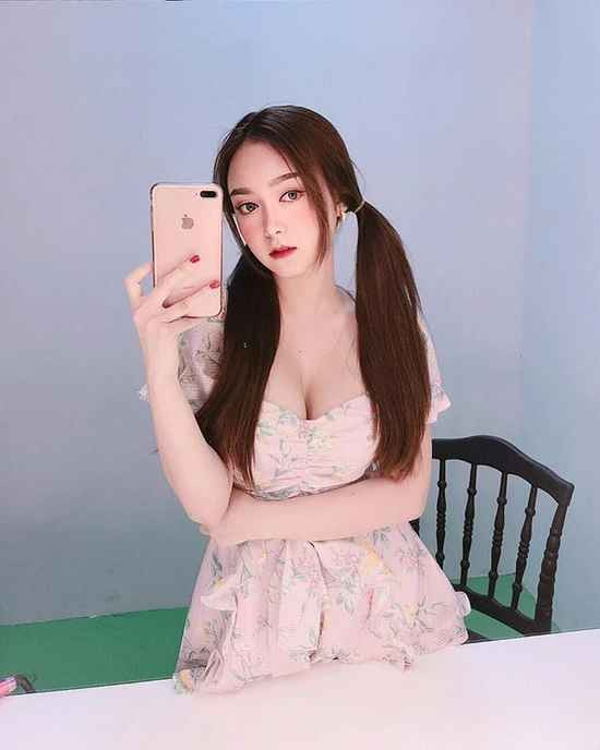 Pornsawan Phusua còn được yêu mến bởi cách sống lạc quan, vui vẻ. Cô nàng chăm chỉ khoe ảnh làm việc, vui chơi hoặc đi du lịch.