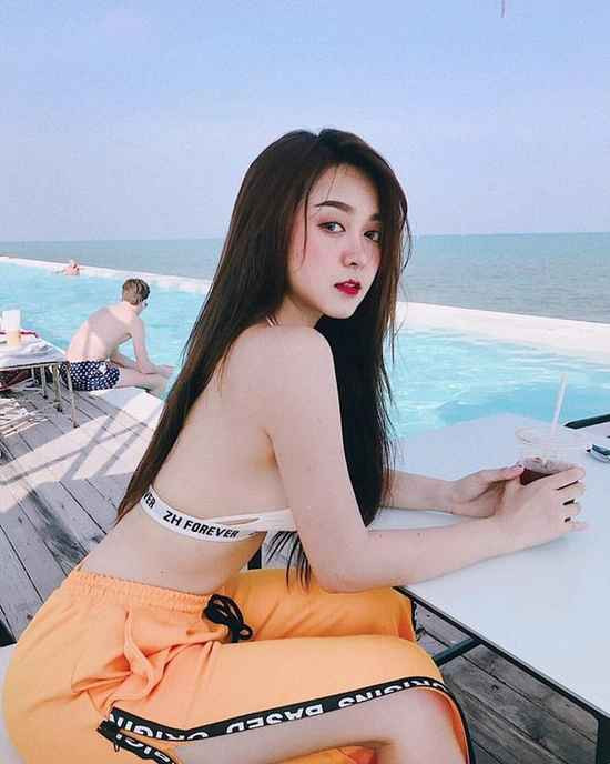 Pornsawan Phusua chỉ cần mặc đồng phục trường lớp giản dị và cười tỏa nắng đã đủ để thu hút sự chú ý.