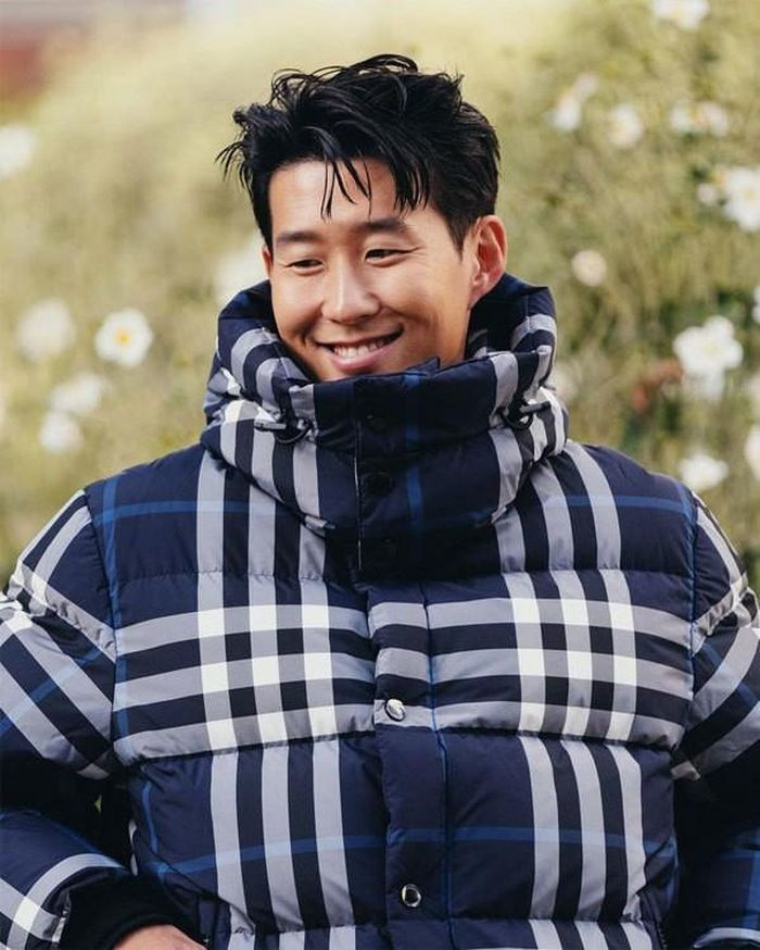 Tháng 8 năm ngoái, Son Heung Min được chọn là đại sứ thương hiệu của Calvin Klein ở Hàn Quốc. Ngôi sao Tottenham còn quảng bá cho thương hiệu thời trang Burberry.