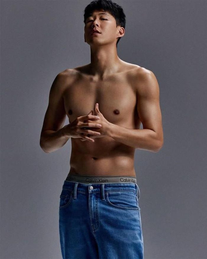 Hwang Hee-Chan - đồng đội trong tuyển Hàn Quốc với Son bình luận: "Triệu USD cho đôi mắt".