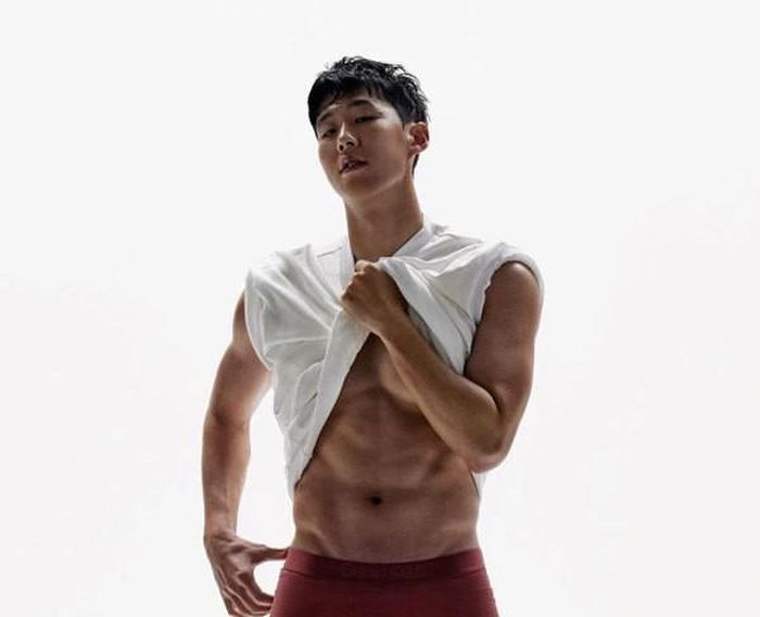 Son Heung Min chia sẻ loạt ảnh cởi trần quảng cáo cho một thương hiệu thời trang trên Instagram hôm 28/2.