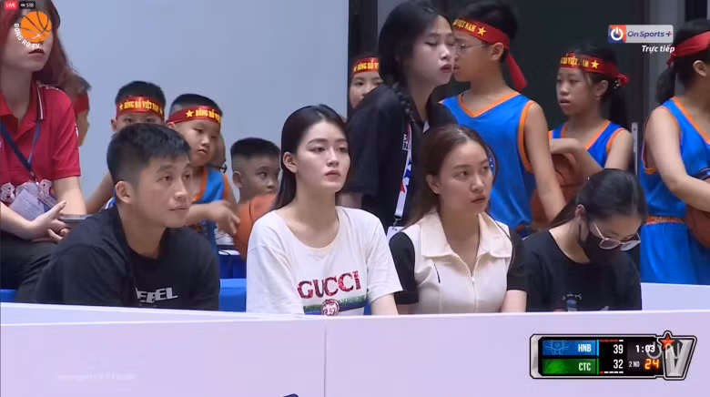 Di xem bong ro, my nhan gay sot khi lot vao khung hinh la ai?