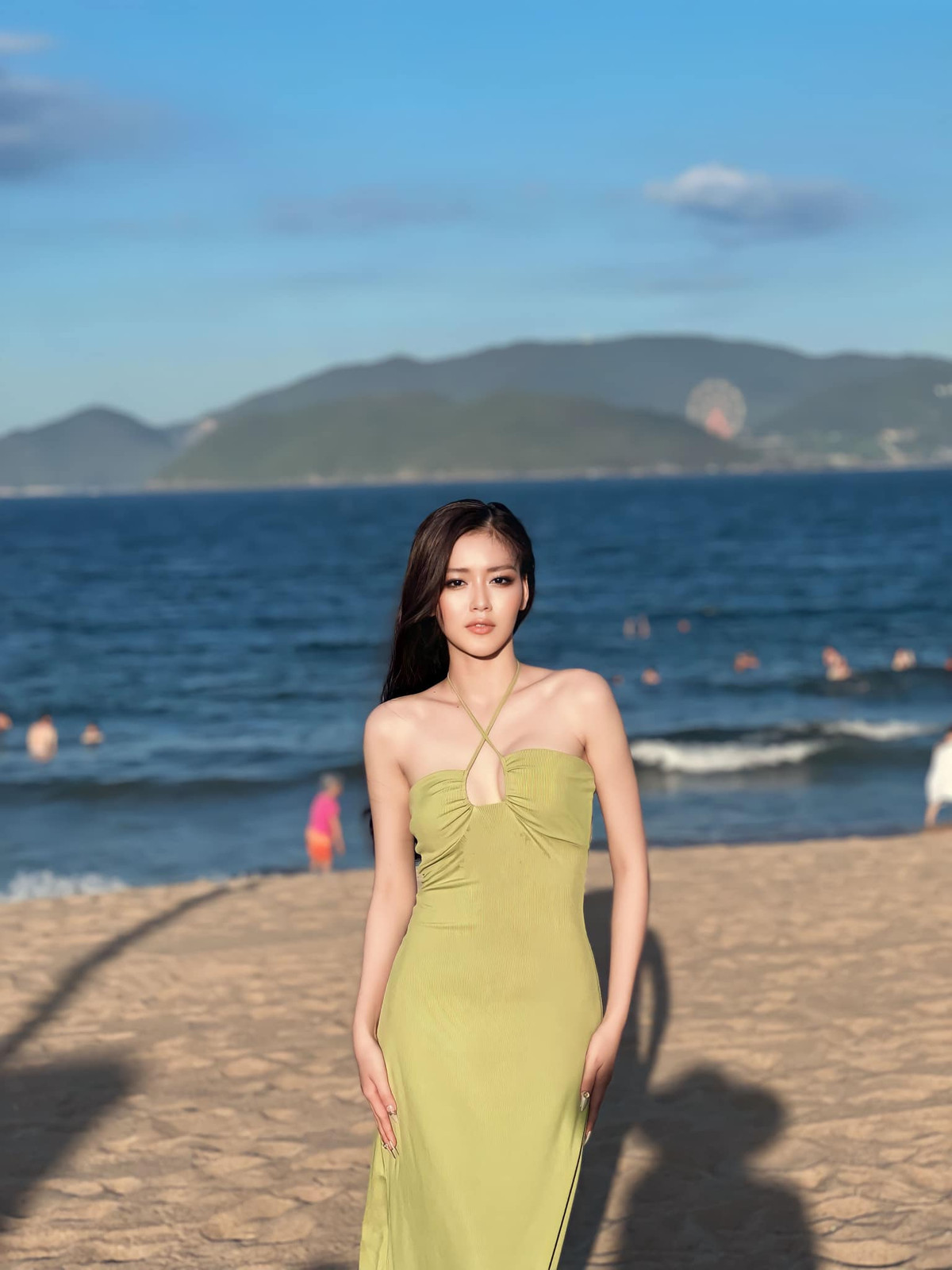 Ở ngoài đời, Thanh Ngân gây ấn tượng bởi gương mặt xinh đẹp, đường nét hài hòa, thanh tú cùng làn da trắng ngần, đúng chuẩn "gái miền sông nước".