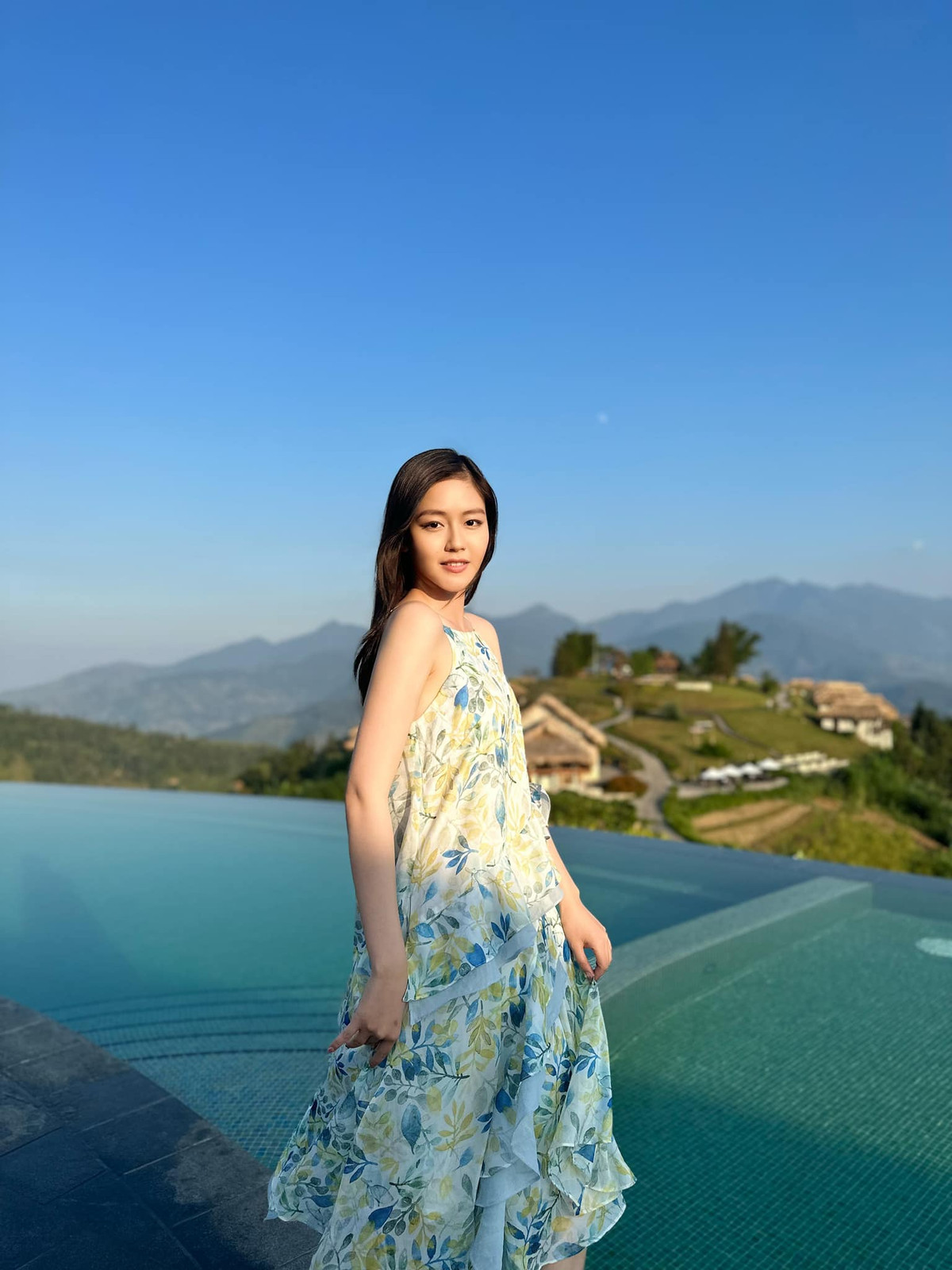 Chẳng những xinh đẹp, Thanh Ngân còn khiến nhiều khán giả hâm mộ bởi chuyện tình đẹp như mơ với vận động viên bóng rổ Tăng Minh Trí.