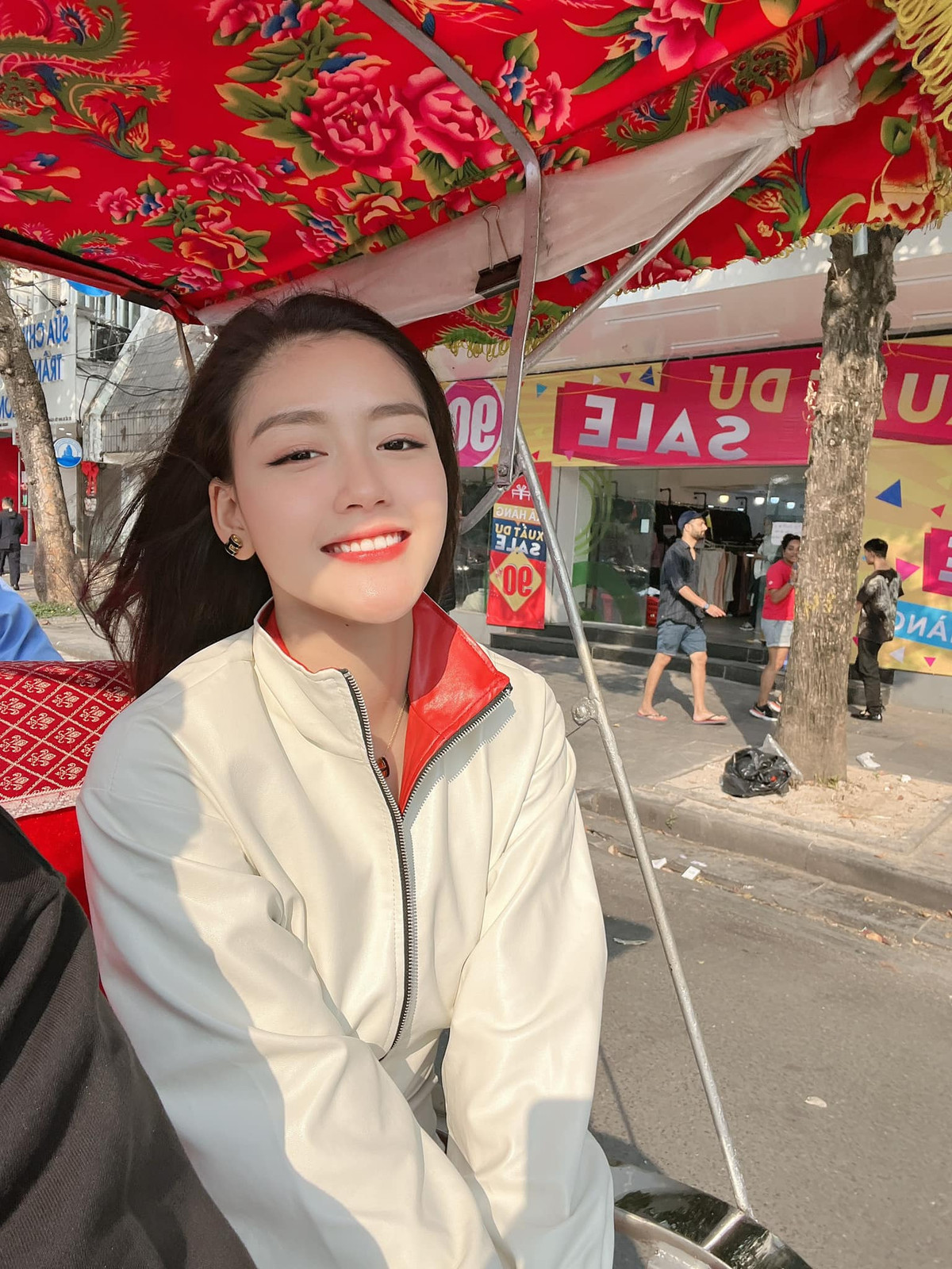 Thanh Ngân sở hữu chiều cao 1m75 cùng số đo 3 vòng 84-57-92(cm). Cô từng giành được danh hiệu Hoa khôi Sinh viên TP Cần Thơ 2017, Á hậu 2 cuộc thi Hoa hậu Đại dương 2017.