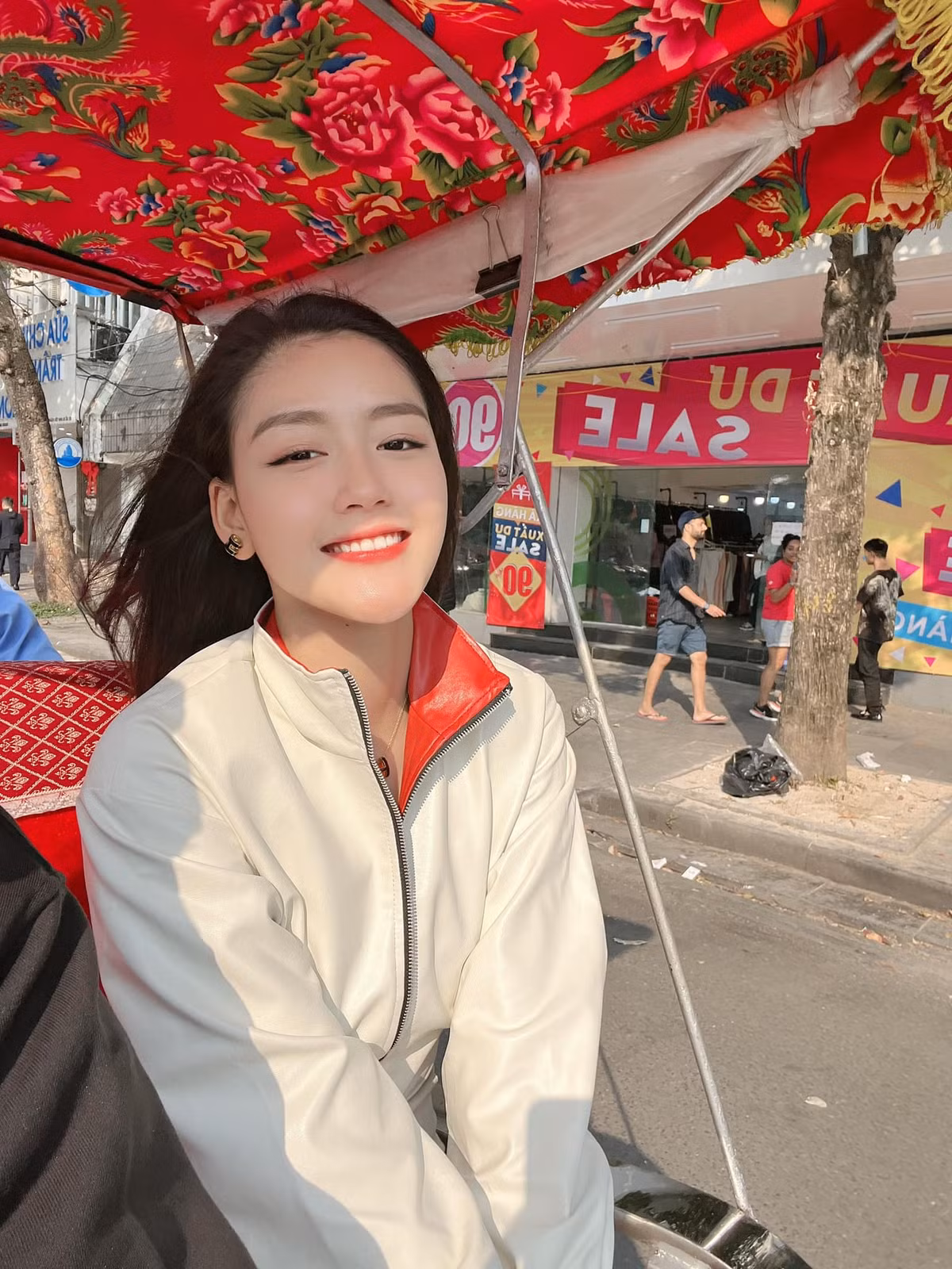 Thanh Ngân sở hữu chiều cao 1m75 cùng số đo 3 vòng 84-57-92(cm). Cô từng giành được danh hiệu Hoa khôi Sinh viên TP Cần Thơ 2017, Á hậu 2 cuộc thi Hoa hậu Đại dương 2017.