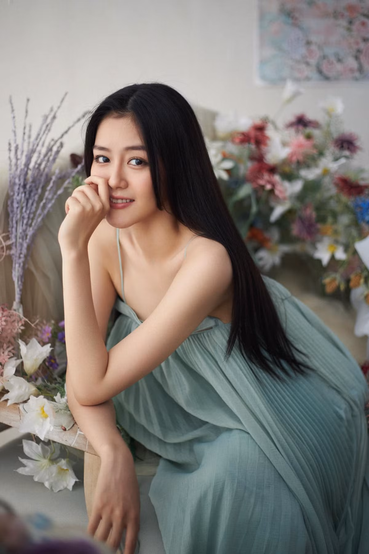 Người đẹp không muốn thay đổi bất cứ điểm nào trên gương mặt cũng như hình thể dù nhận được vô số lời mời tài trợ hoặc đề nghị hợp tác với các thẩm mỹ viện.