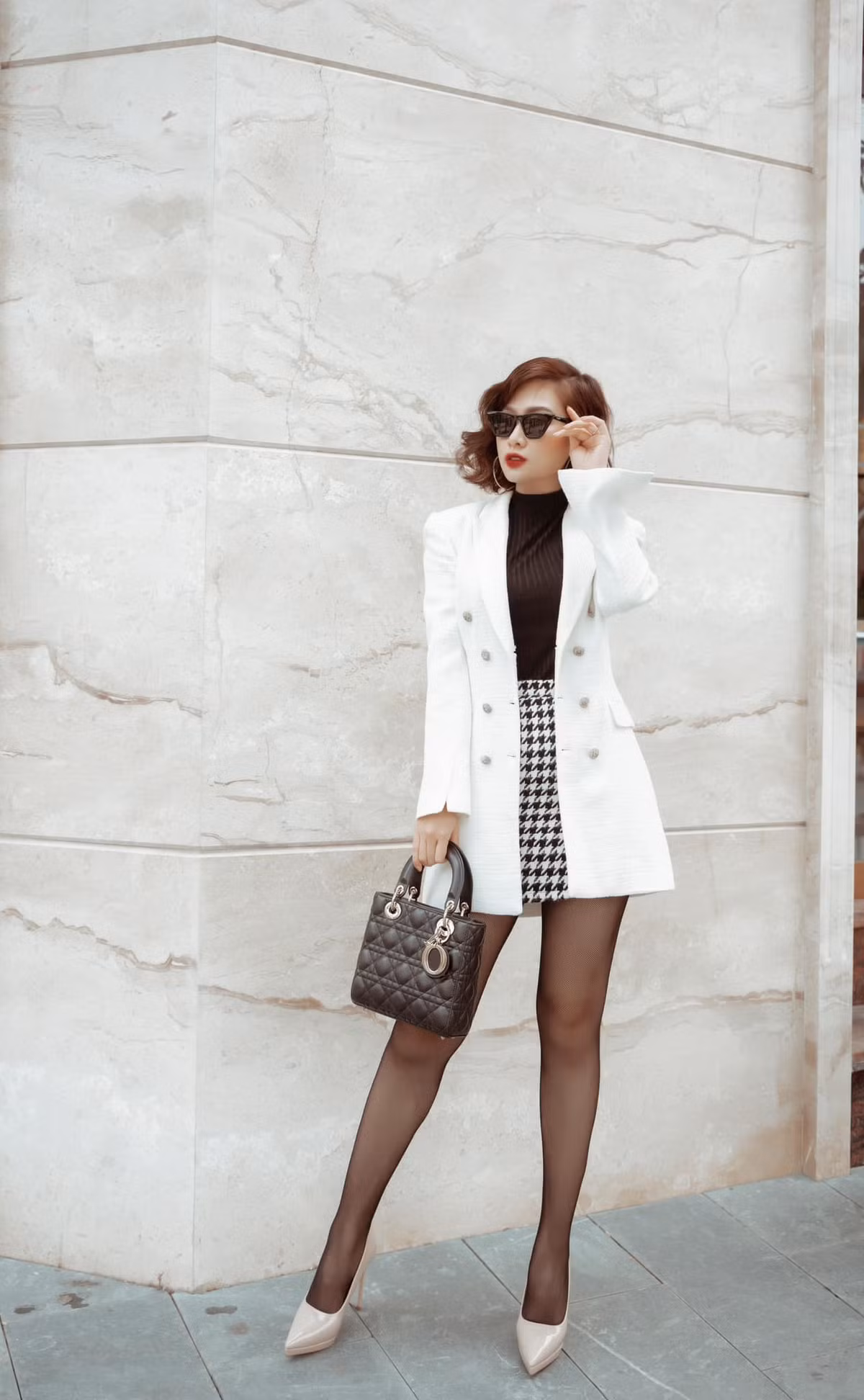 Để tổng thể thêm phần sành điệu và bắt mắt hơn, Hà Phương chú trọng đến cách phụ kiện như mắt kính, túi xách,... Không gói gọn trong một style nào cụ thể nhưng nữ MC luôn ghi điểm mỗi lần xuất hiện nhờ sự tinh tế trong việc lựa chọn trang phục, vừa tôn dáng vừa phù hợp bối cảnh xuất hiện.