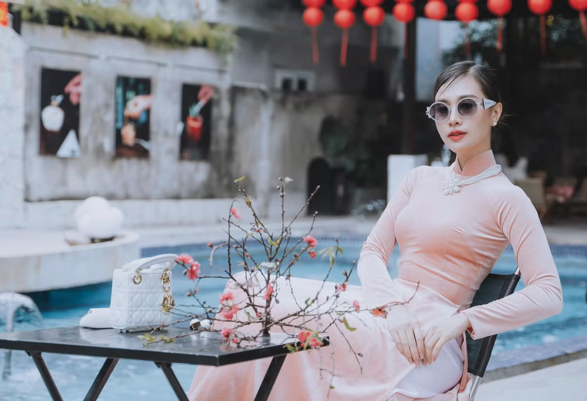 Nhờ lợi thế ngoại hình đẹp, Hà Phương từng lọt Top 10 cuộc thi Người mẫu quý bà Việt Nam 2018 và xuất sắc giành giải Người đẹp ăn ảnh nhất.