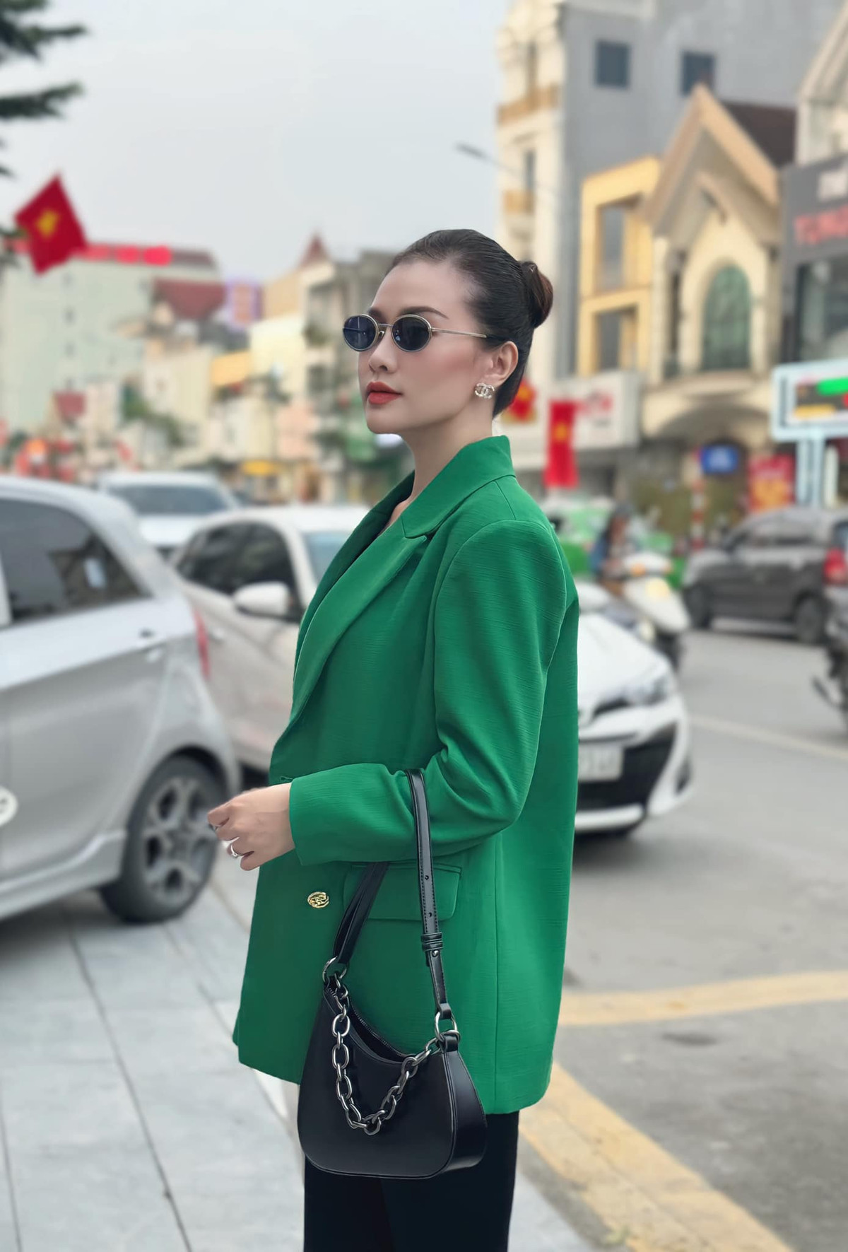 Ở ngoài đời, Lê Hà Phương gây ấn tượng bởi sắc vóc chuẩn hoa hậu cùng chiều cao 1m68 và số đo 3 vòng lý tưởng 87-60-90 (cm).