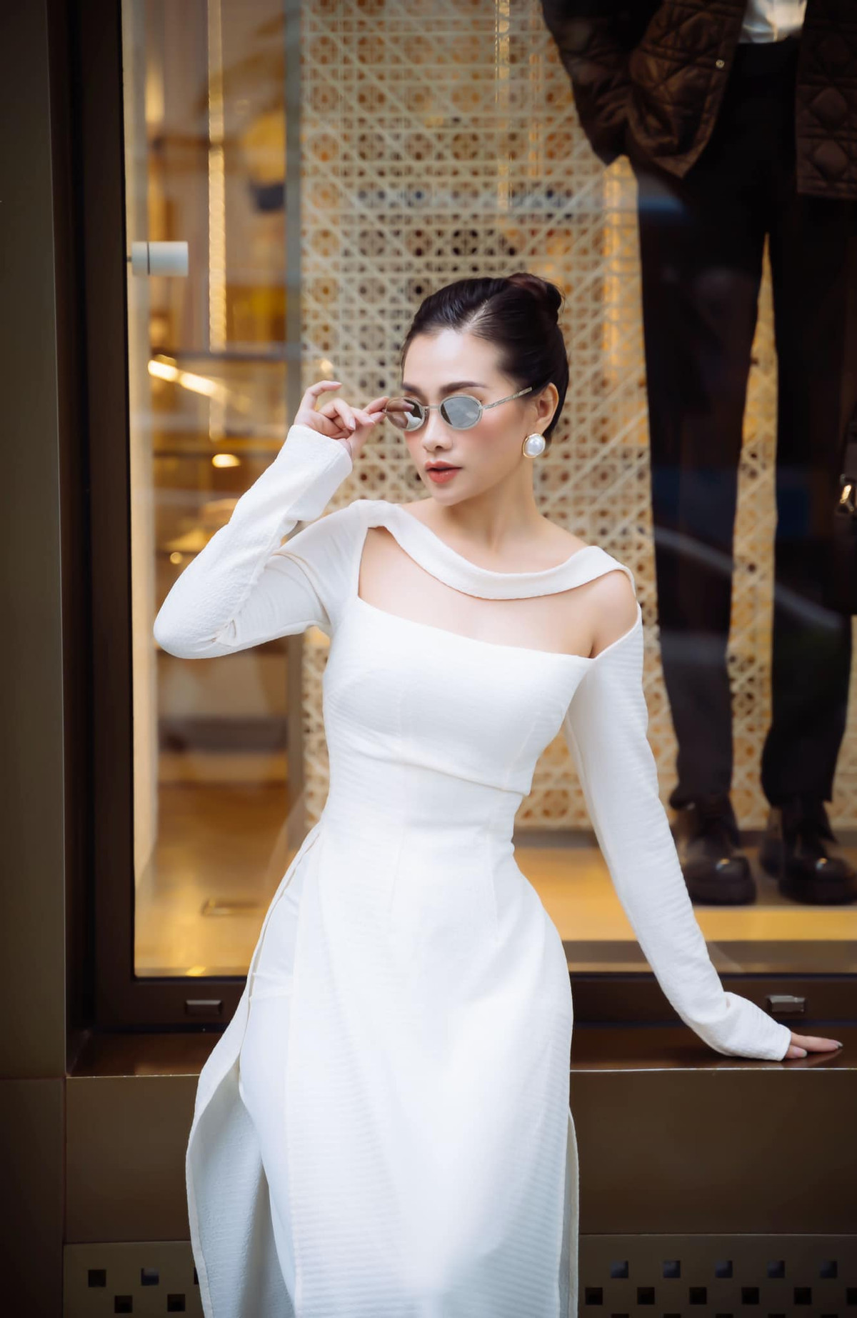 Hà Phương yêu thích trang phục có tông màu trung tính và thường xuyên áp dụng nguyên tắc outfit không quá 3 màu để tránh gây rối mắt.