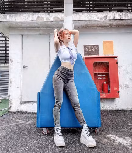 Nhiều người lên tiếng cho rằng dù sao hiện nay Lê Bống cũng đang là người có ảnh hưởng đến giới trẻ, đặc biệt là những người trẻ tuổi chơi TikTok. Việc đăng hình khoe thân thế này là hoàn toàn không nên.