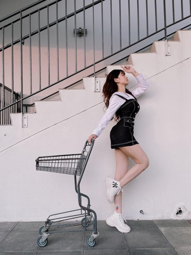 Dù có thể hình đẹp nhưng Lê Bống không cần nhất thiết phải khoe những bức ảnh tạo dáng chẳng giống ai như đã từng xảy ra.