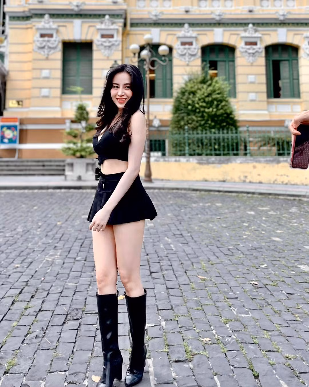 "Bà Tưng" Huyền Anh không quên khoe làn da trắng mịn màng không tì vết với chiếc váy lụa dạng yếm nhún bèo bình dị mà tràn đầy sự quyến rũ.