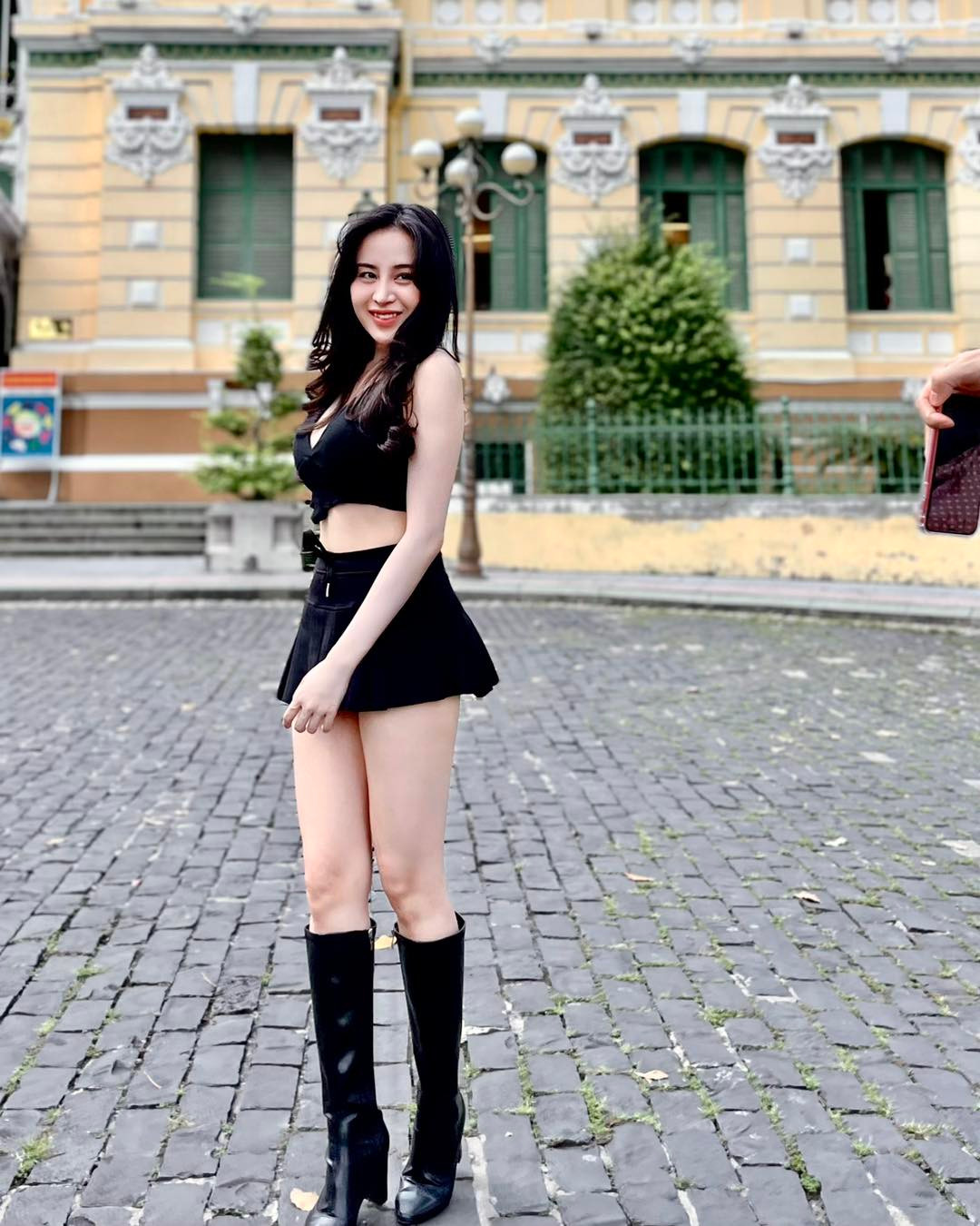 "Bà Tưng" Huyền Anh không quên khoe làn da trắng mịn màng không tì vết với chiếc váy lụa dạng yếm nhún bèo bình dị mà tràn đầy sự quyến rũ.