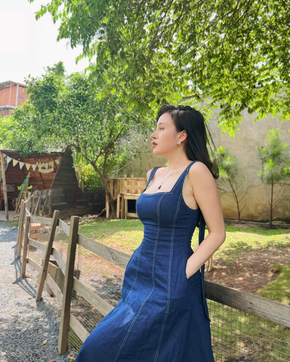 Mới đây, cô nàng xinh đẹp còn cho biết là gái ngoan đích thực, nhưng vẫn không quên khoe khéo đường cong đẫy đà với chiếc bodysuit tuyệt đẹp màu trắng, có phom dáng và thiết kế cắt cúp rất thời thượng.