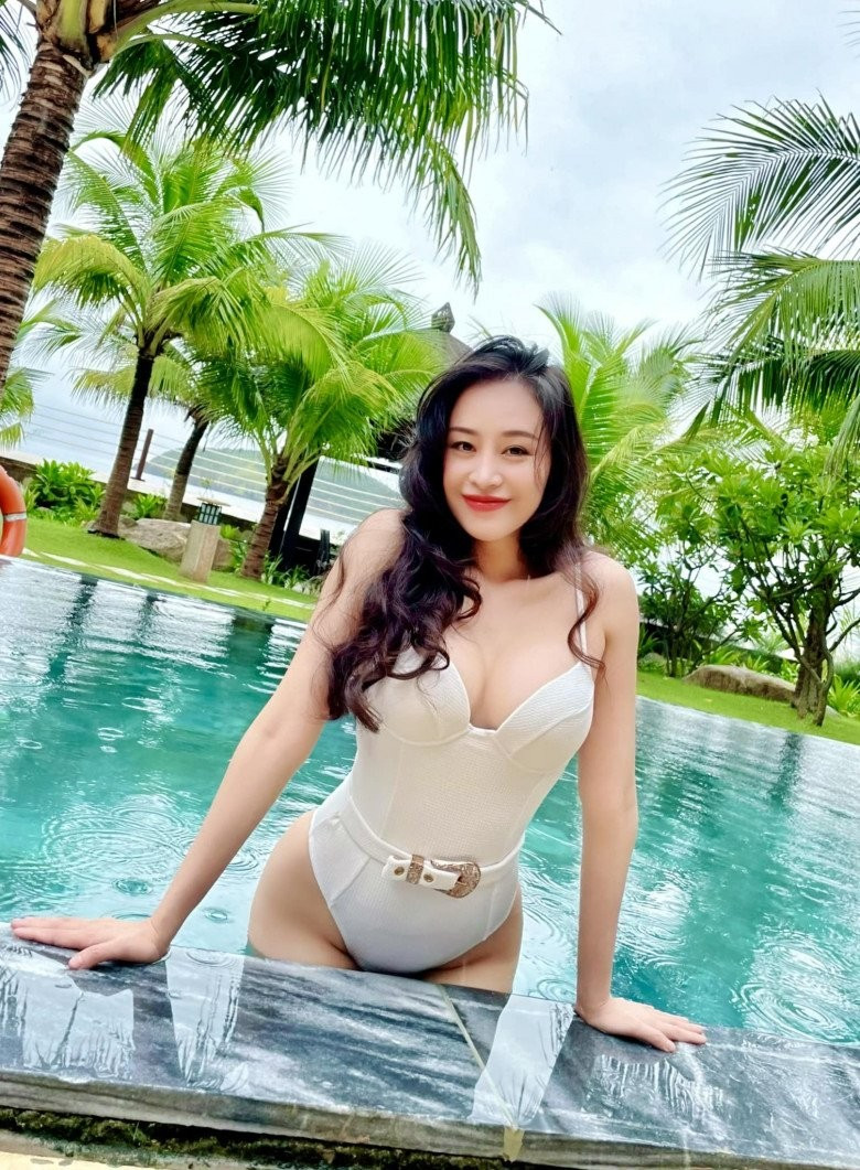 Thay vào đó, người đẹp Nghệ An yêu thích những bộ đồ có thiết kế tinh tế, cut out vừa đủ khoe lợi thế sắc vóc. Những bộ bikini kiệm vải cũng được đổi thành đồ tắm một mảnh đúng chuẩn gái ngoan.