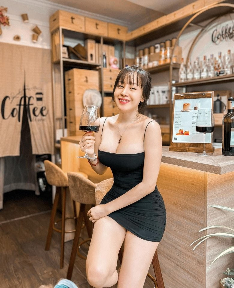 Ngày nào còn bị chê trách ăn mặc phản cảm và quá nóng bỏng, giờ đây "bà Tưng" Huyền Anh trở thành một mỹ nhân được nhận được nhiều lời khen về phong cách hài hoà và tinh tế hơn.