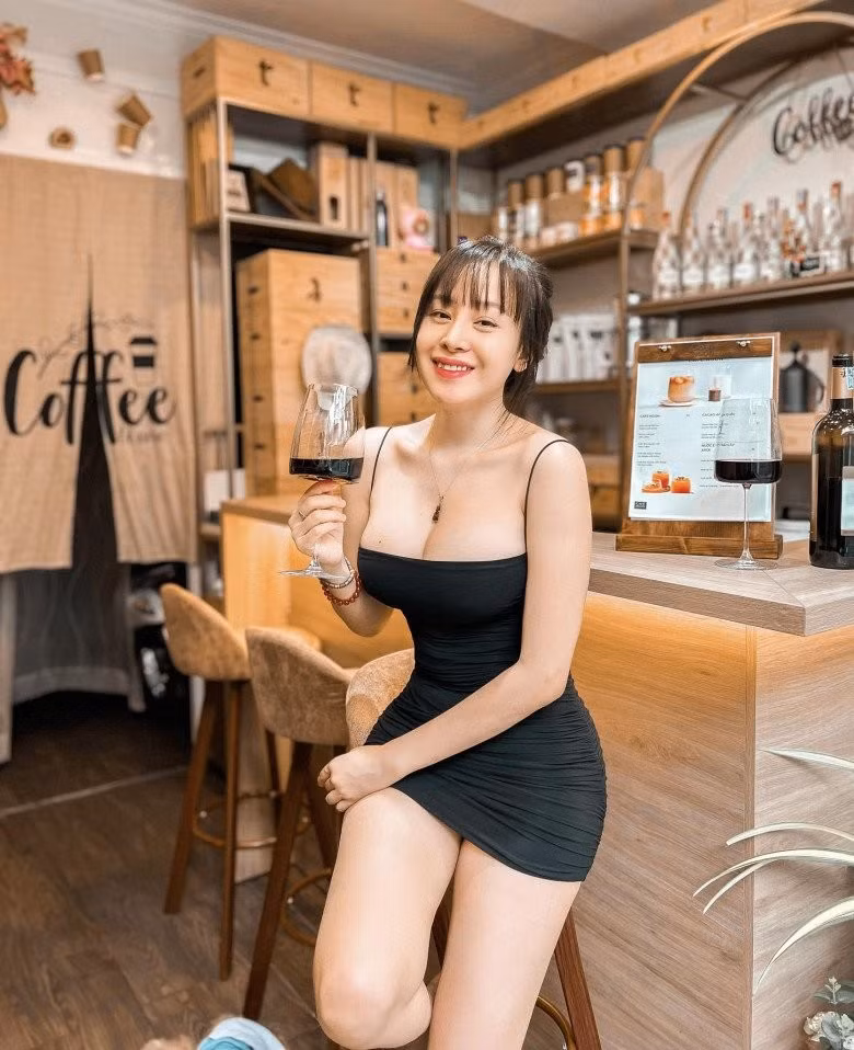 Ngày nào còn bị chê trách ăn mặc phản cảm và quá nóng bỏng, giờ đây "bà Tưng" Huyền Anh trở thành một mỹ nhân được nhận được nhiều lời khen về phong cách hài hoà và tinh tế hơn.