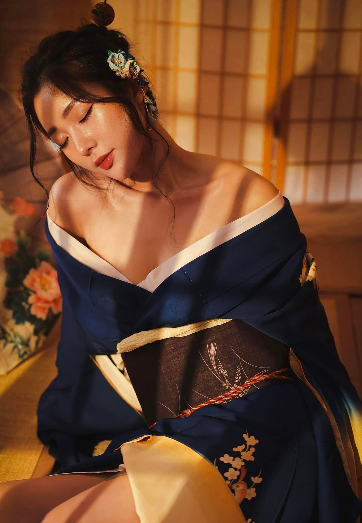 Trước đó, Huyền Trân từng được báo Trung Quốc ca ngợi là "cô gái xinh đẹp không tì vết, body nóng bỏng quyến rũ" nhờ sở hữu vòng 3 "trái đào" hơn 1 mét.