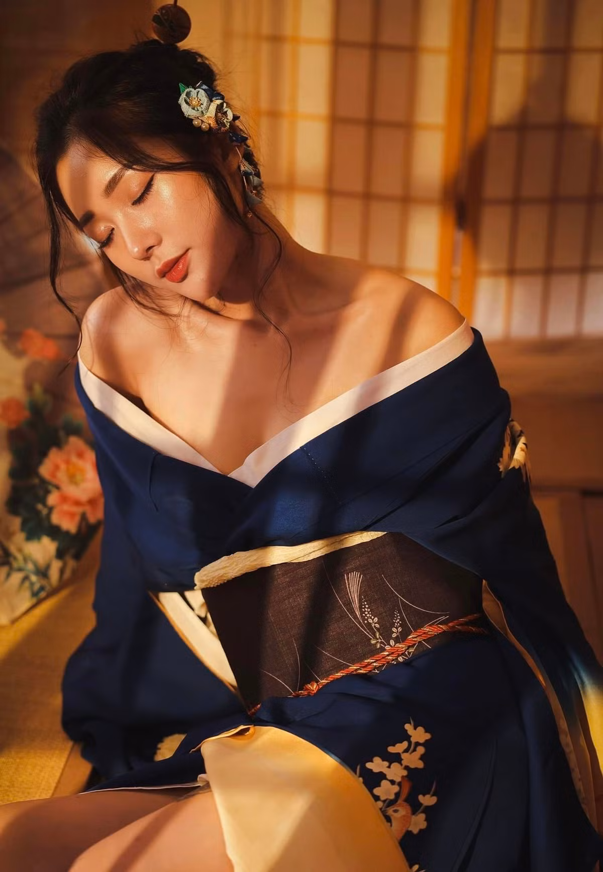 Trước đó, Huyền Trân từng được báo Trung Quốc ca ngợi là "cô gái xinh đẹp không tì vết, body nóng bỏng quyến rũ" nhờ sở hữu vòng 3 "trái đào" hơn 1 mét.