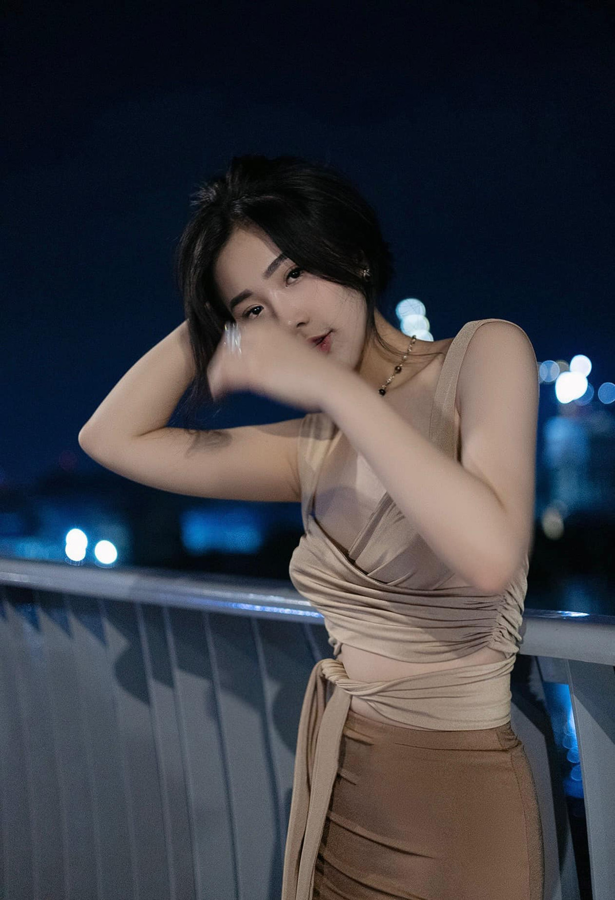 Một phần khác, nếu tập gym lâu năm, cơ thể sẽ sản sinh ra một chất gọi là Adrenaline hấp dẫn người đối diện. Mình tập gym trước hết là để cơ thể mạnh khỏe, sau đó mới là cải thiện số đo 3 vòng cũng như mong muốn chính bản thân mình sẽ trở nên thu hút hơn, hấp dẫn hơn". Gái xinh phòng gym gốc Nam Định cho biết thêm.