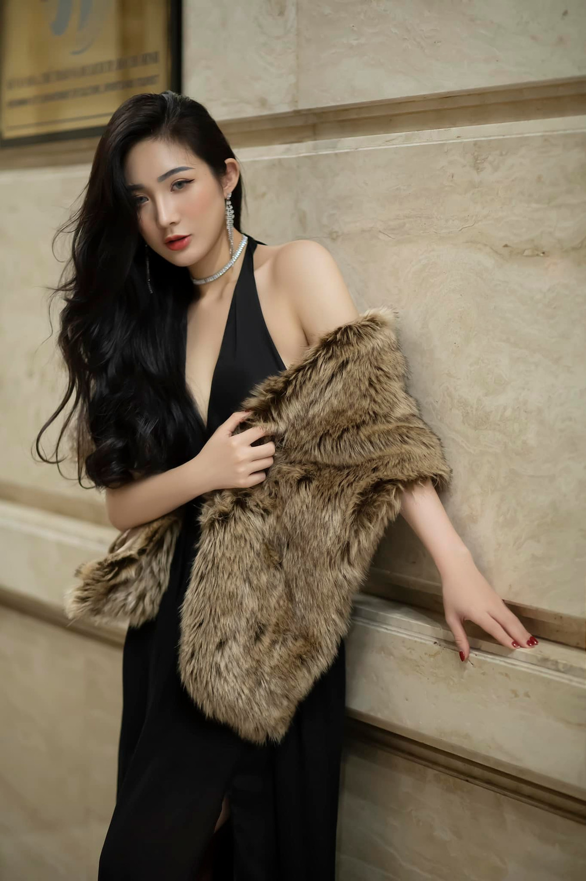 Huyền Trân không quên tiết lộ câu thần chú mà cô thường xuyên áp dụng: "Không ngồi một chỗ quá lâu, 1 tiếng đứng dậy đi lại nhiều lần".