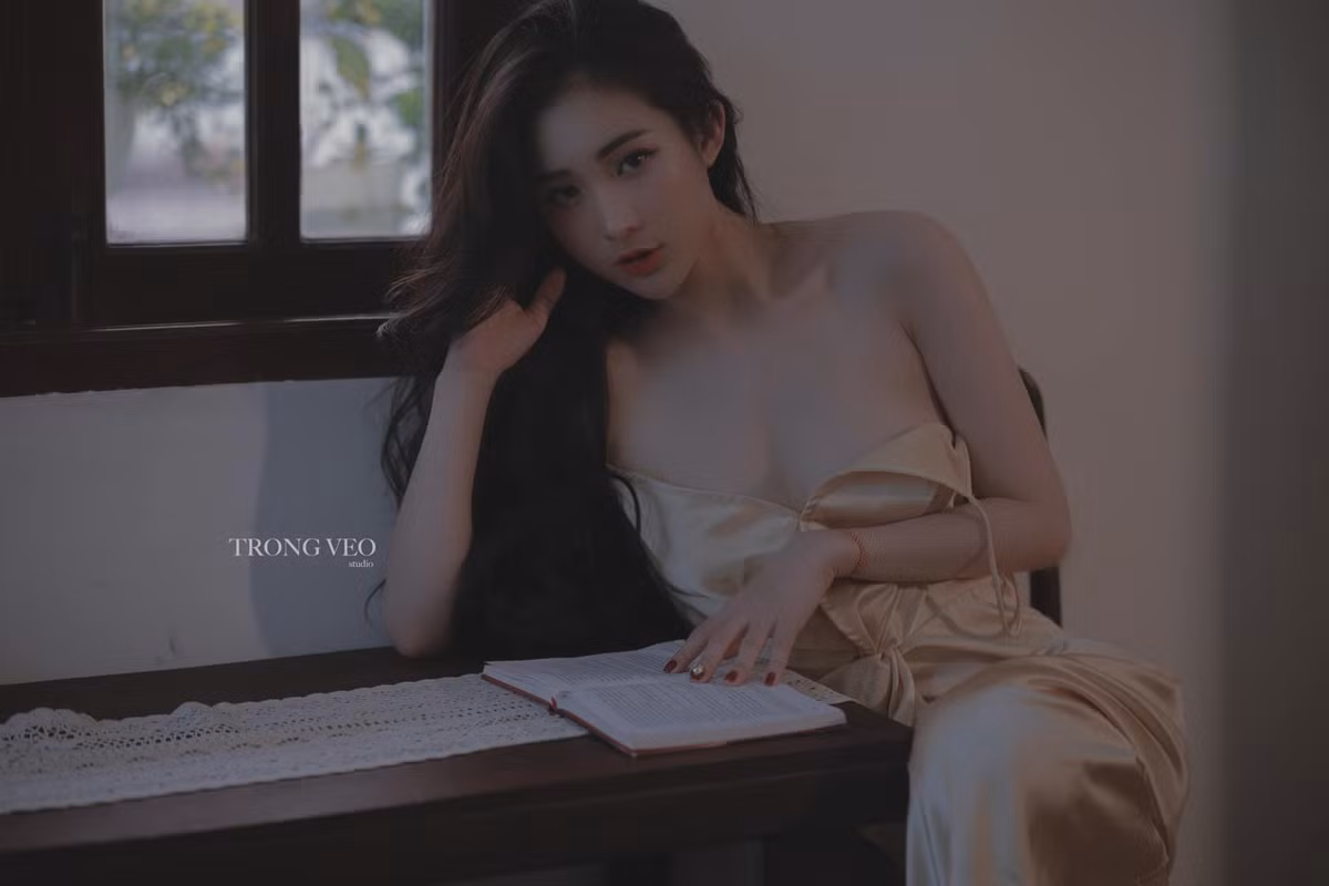 Sở hữu vóc dáng chuẩn, Huyền Trân tự tin diện những bộ trang phục ôm sát cơ thể, làm nổi bật đường cong tối đa.