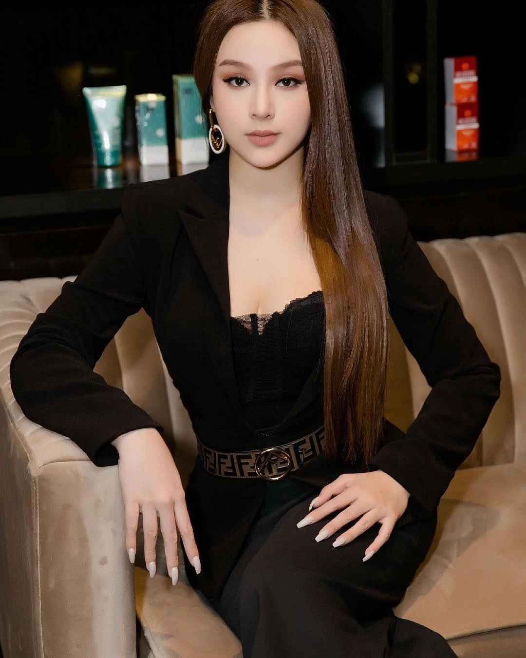 Huyền Baby (tên thật Đặng Ngọc Huyền) là hot girl được biết đến sau khi tham gia cuộc thi Miss Teen 2008. Năm 2011, cô cùng hai bạn thân Hạnh Sino và Emily thành lập nhóm nhạc mang tên B.sily. Tuy nhiên, một năm sau, nhóm nhạc tan rã. 8X tham gia làm mẫu ảnh cho các tạp chí cho giới trẻ.