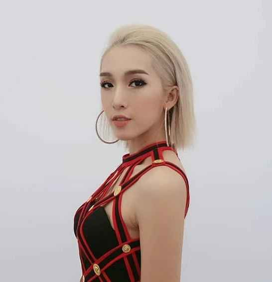 Emily là một trong những hot girl đời đầu khá kín tiếng chuyện tình cảm. Vì thế, thông tin ngày đầu năm mới cô lên xe hoa cùng nam rapper Big Daddy và có chung hai đứa con đáng yêu khiến mọi người không khỏi bất ngờ.