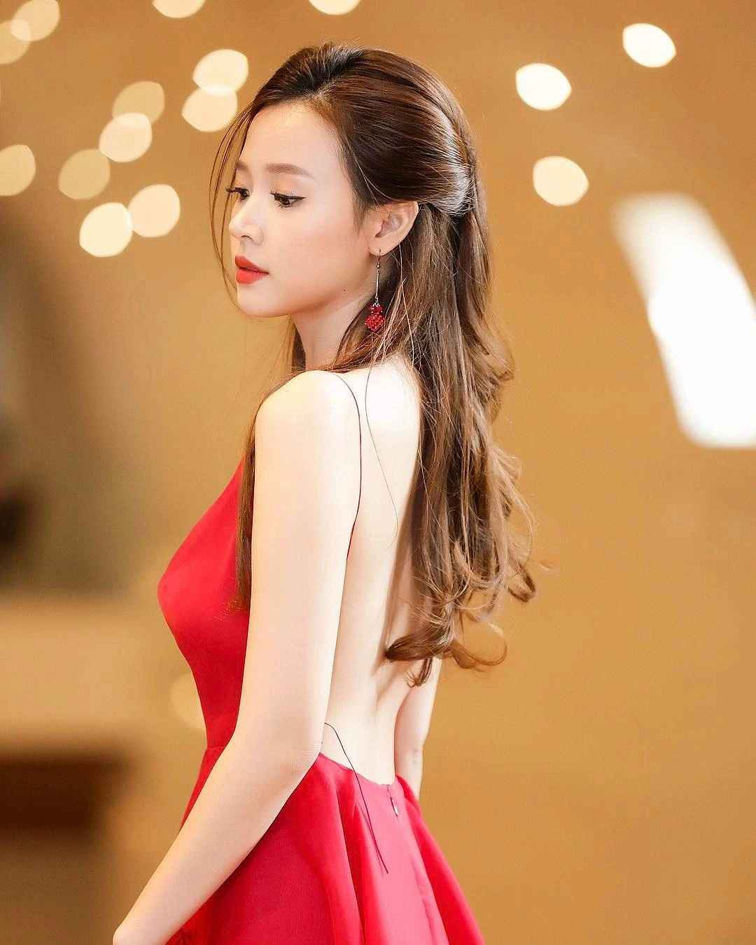 Bước sang tuổi U40, Midu vẫn giữ được vóc dáng gợi cảm, gương mặt trẻ trung như thiếu nữ đôi mươi. Bên cạnh việc tham gia diễn xuất, cô thường xuất hiện ở một số sự kiện nổi bật để giữ hình ảnh với khán giả. 8X còn tham gia kinh doanh, chủ cửa hàng thời trang được giới trẻ yêu thích.