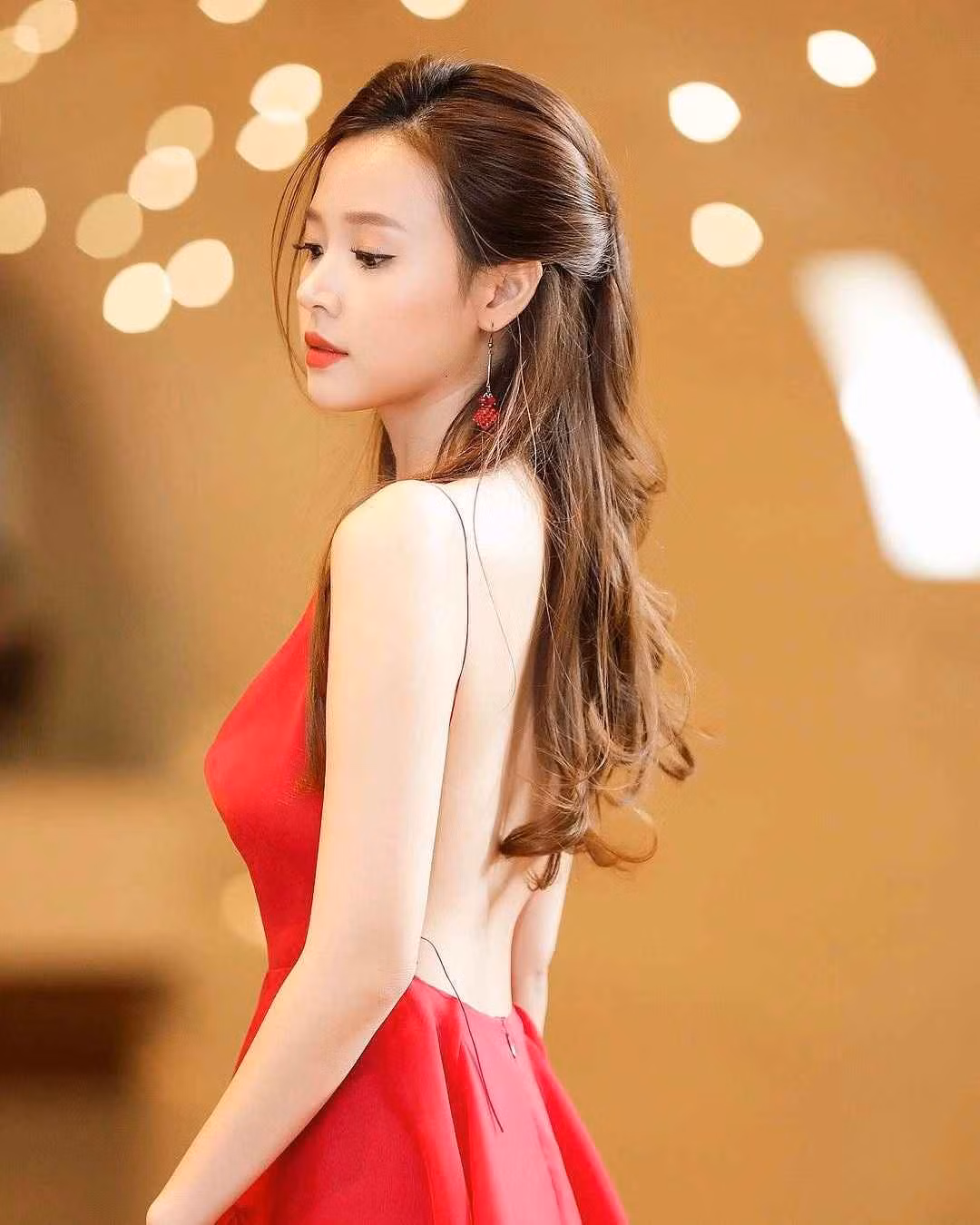 Bước sang tuổi U40, Midu vẫn giữ được vóc dáng gợi cảm, gương mặt trẻ trung như thiếu nữ đôi mươi. Bên cạnh việc tham gia diễn xuất, cô thường xuất hiện ở một số sự kiện nổi bật để giữ hình ảnh với khán giả. 8X còn tham gia kinh doanh, chủ cửa hàng thời trang được giới trẻ yêu thích.