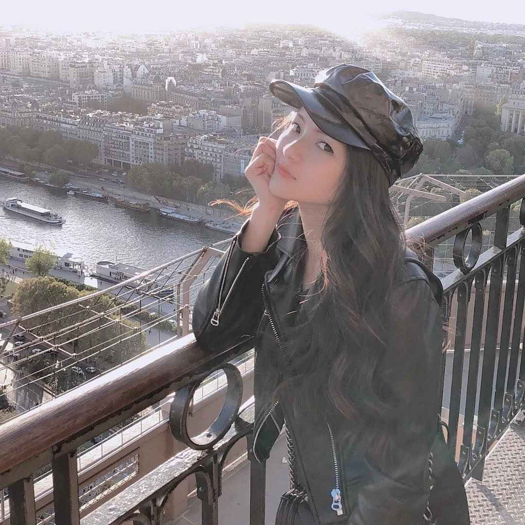 Thủy Top (tên thật Huỳnh Minh Thủy) từng "làm mưa làm gió" trên mạng với tên gọi "quả bom quyến rũ". Sở hữu thân hình gợi cảm cùng phong cách táo bạo, Thủy Top là cái tên "nhắc đến ai cũng biết" trong những năm 2008-2009.