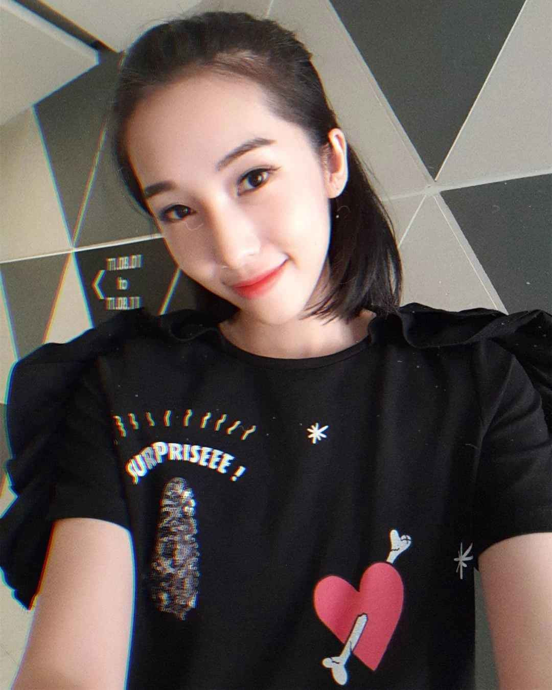 Emily (tên thật Nguyễn Hương Ly) nhanh chóng nổi tiếng sau khi giành giải nhất cuộc thi Miss Audition năm 2007. Từ năm 2010, tên tuổi của cô được biết tới nhiều hơn khi là thành viên nhóm Ladykillah với những ca khúc như Ngọn nến trước gió, Dừng lại nhé...