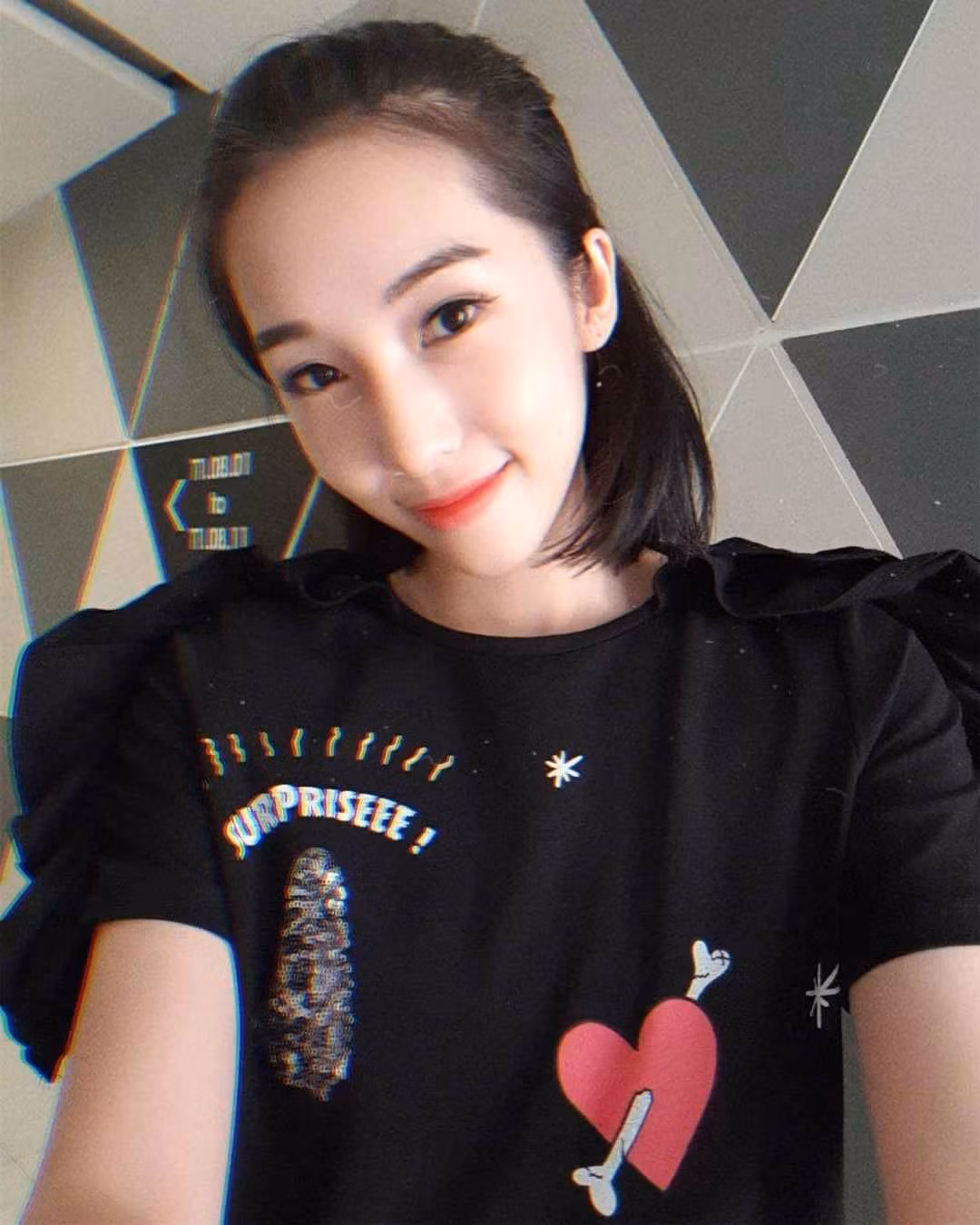 Emily (tên thật Nguyễn Hương Ly) nhanh chóng nổi tiếng sau khi giành giải nhất cuộc thi Miss Audition năm 2007. Từ năm 2010, tên tuổi của cô được biết tới nhiều hơn khi là thành viên nhóm Ladykillah với những ca khúc như Ngọn nến trước gió, Dừng lại nhé...